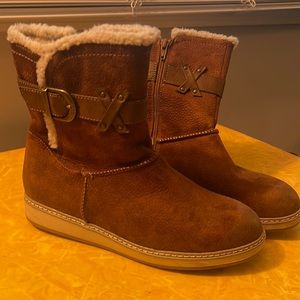 Womens snow boots.  Size 9.